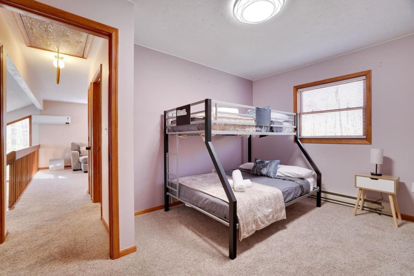 Holiday home Big Bass 4br Poconos - Game - Pool