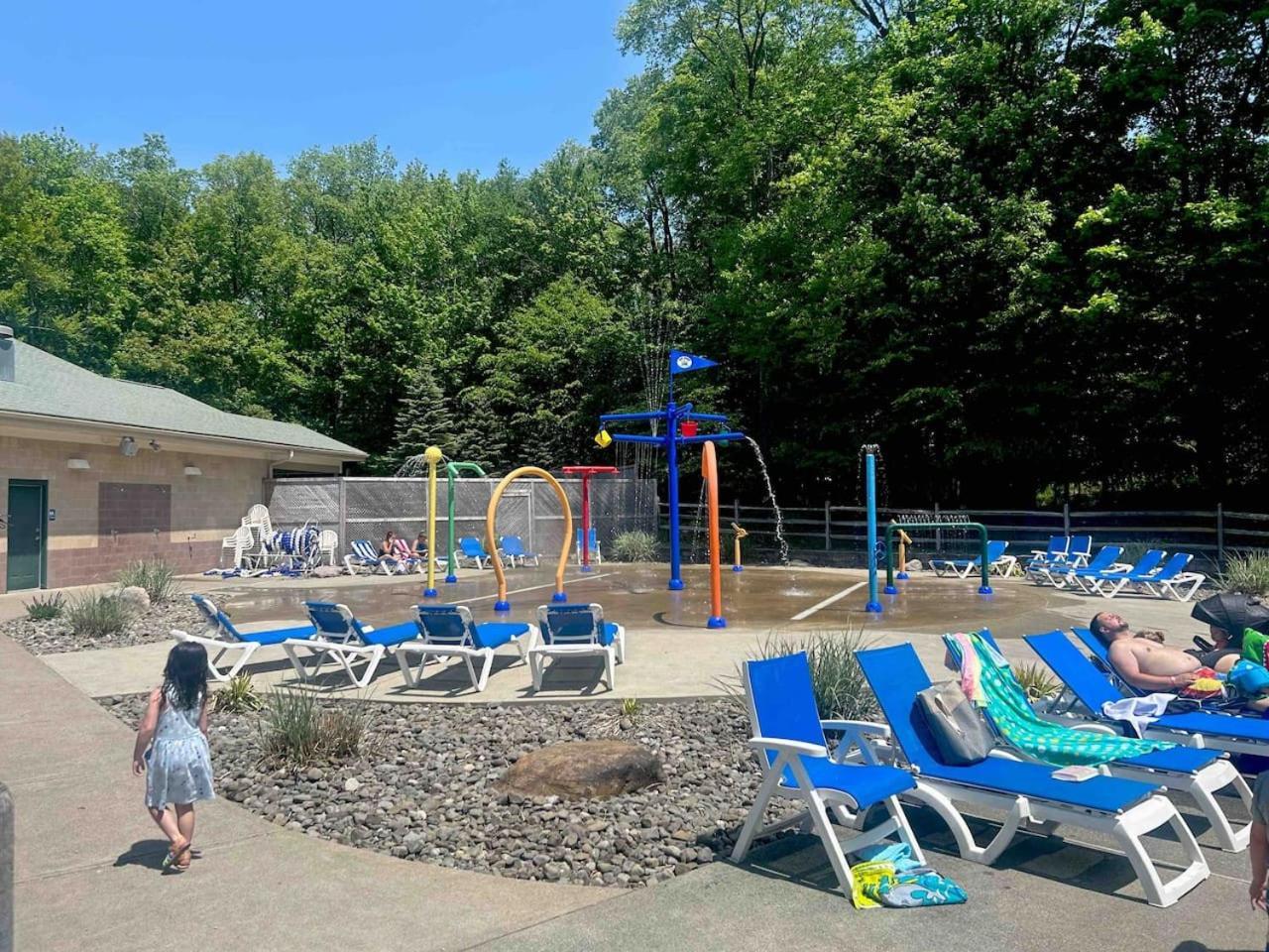 Big Bass 4br Poconos - Game - Pool Holiday home